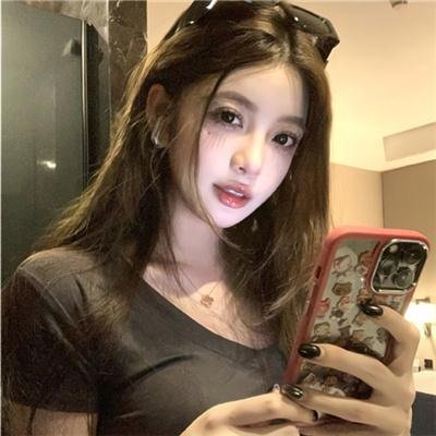 马戏院帐篷顶上的艺人